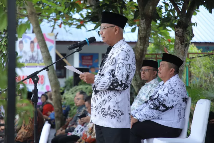 Bupati Asahan saat sebagai Inspektur Upacara Hari Guru (Realitasonline.id/humas)