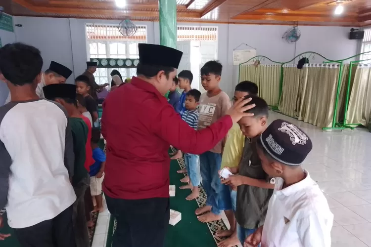 Serahkan : Ketua PC Pemuda Muslimin Indonesia Kota Padangsidimpuan Parsaulian Lubis Berikan Santunan Kepada Anak Yatim (Realitasonline.id/rif)
