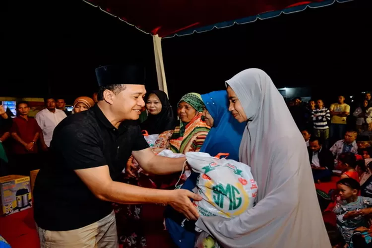 Bupati Batubara Ir.H.Zahir MAP memberikan bantuan sembako kepada warga dalam acara Bupati menyapa dess di Desa Pakam  (Realitasonline/H.Guntur Sinaga)