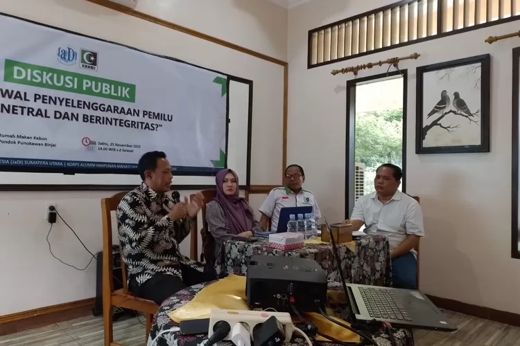 Ketua KPU Binjai, Anton, Ketua KAHMI, Hery Dani dan Cut Alma, sewaktu menjadi nara sumber netralitas pemilu (Realitasonline.id/bd)