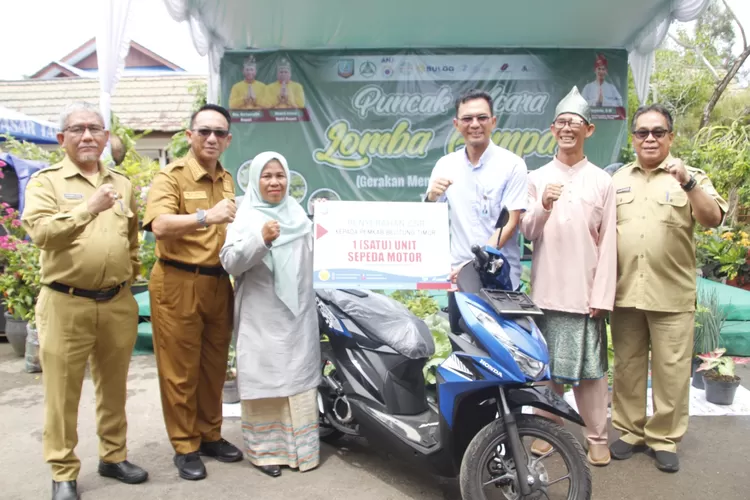 Penyuluh pertanian di Desa Mempaya Kecamatan Damar Rohana(46) memperoleh sepeda motor baru. (Realitasonline.id/kominfo)