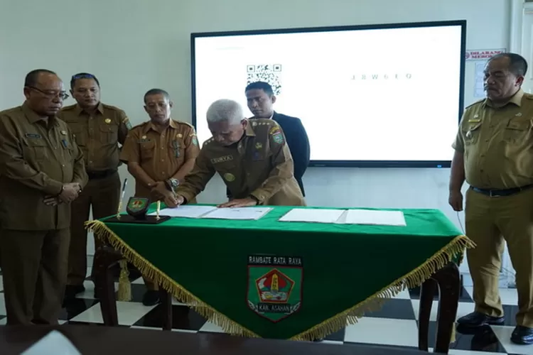 Bupati Asahan bersama Bawaslu saat melakukan penandatanganan NPHD (Realitasonline.id/HS)