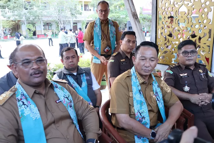Penjabat Gubernur Bangka Belitung Dr Safrizal Zakaria Ali memimpin apel Ikrar Netralitas Aparatur Sipil Negara (ASN), tenaga kontrak, guru SMA/SMK Provinsi Babel di Kabupaten Beltim di halaman SMA Negeri 1 Manggar, Senin (27/11)  (Realitasonline.id/kominfo)