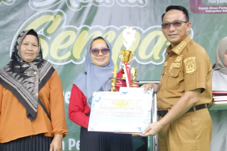 Kelompok Wanita Tani (KWT) dari Kabupaten Beltim mendapatkan penghargaan dan bantuan dari Dinas Pertanian dan Pangan Kabupaten Belitung Timur. Senin(27/11/2023). (Realitasonline.id/kominfo)