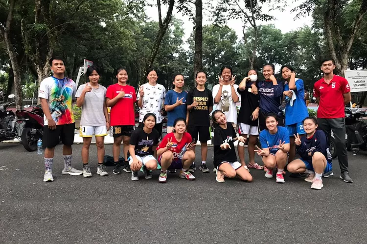 Tim basket putri Sumut foto bersama usai latihan di Unimed, Senin (27/11) sore. (Realitasonline.id/kim)