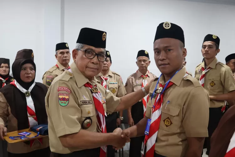 Ketua Kwarda sumut H Nurdin Lubis menyematkan tanda peserta secara simbolis pada acara Kurus Pelatih Pembina, Selasa (28/11/2023) di Kota Padangsidimpuan (Realitasonline.id/sugiatmo)