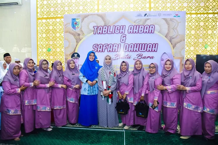 Poto bersama : Hajjah Maya Indriasari Zahir photo bersama dengan Ustazah Oky Septiana Dewi dan pengurus DWP Kab Batubara.    (Realitasonline/H.Guntur Sinaga)