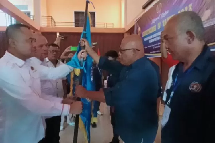 Ketua Farianda Putra Sinik menyerahkan pataka kepada Ketua terpilih PWI Simalungun Hasuna Damanik   (Realitasonline/RH)