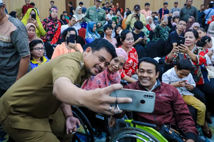 Bobby Nasution bersama  para disabilitas dalam kegiatan Hari Disabilitas (Realitasonline.id/kominfo)