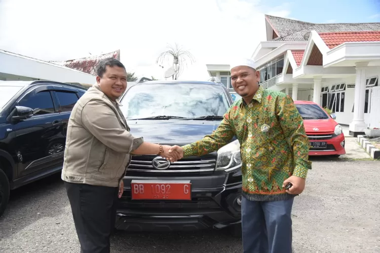 Serahkan : Bupati Tapsel, Dolly Pasaribu menyerahkan bantuan kenderaan dinas, yang bersifat pinjam pakai kepada Ormas Islam, melalui satu acara penyerahan di aula Beringin, eks Kantor Bupati Tapsel, Jalan Kenanga, Kota Padangsidimpuan, Selasa (28/11/2023).   (Realitasonline/Riswandy )