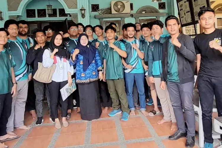 Para atlet dan pelatih tim E Sport PON Sumut foto bersama di lokasi latihan Jalan Eka Surya /Jalan Aswad Kecamatan Medan Johor. (Realitasonline.id/humas)