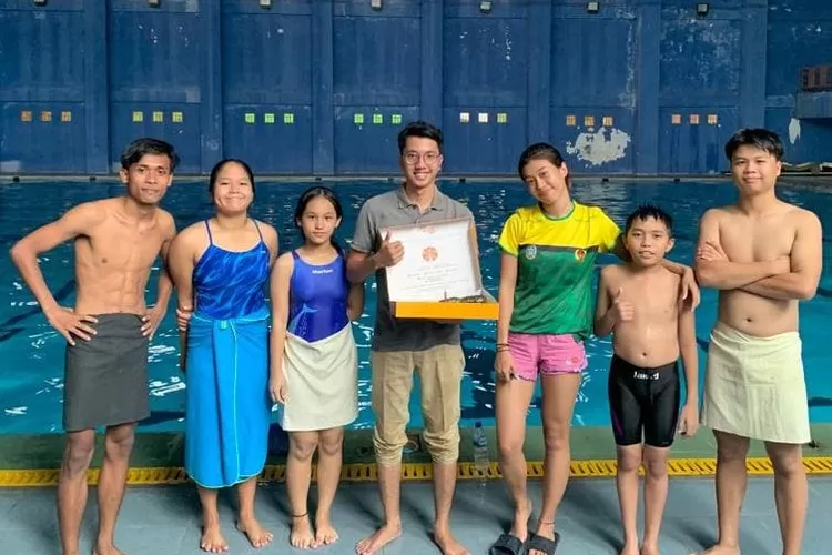 Para atlet loncat indah Sumut foto bersama usai melakukan latihan.   (Realitasonline.id/kim)