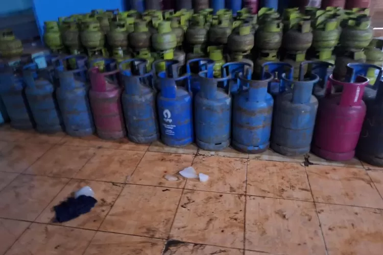 Polda Sumut melalui Subdit Tipidter Dit Reskrimsus kembali menggerebek pangkalan yang melakukan pengoplosan gas elpiji bersubsidi di Jalan Selambo Ujung, Desa Sampali, Kecamatan Percut Seituan, Kabupaten Deliserdang, Selasa (28/11/2023). (Realitasonline.id/polda sumut)