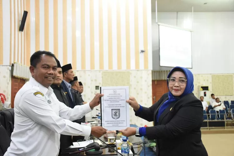 Bupati Kabupaten Serdang Bedagai (Sergai) Darma Wijaya menghadiri Rapat Paripurna DPRD, Rabu (29/11/2023). (Realitasonline.id/kominfo)