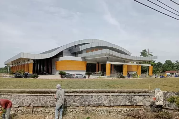 Keberadaan Convention Hall (gedung pertemuan) milik Pemkab Deliserdang di Jalan Negara Kelurahan Petapahan, Kecamatan Lubuk Pakam (Realitasonline.id/zul)