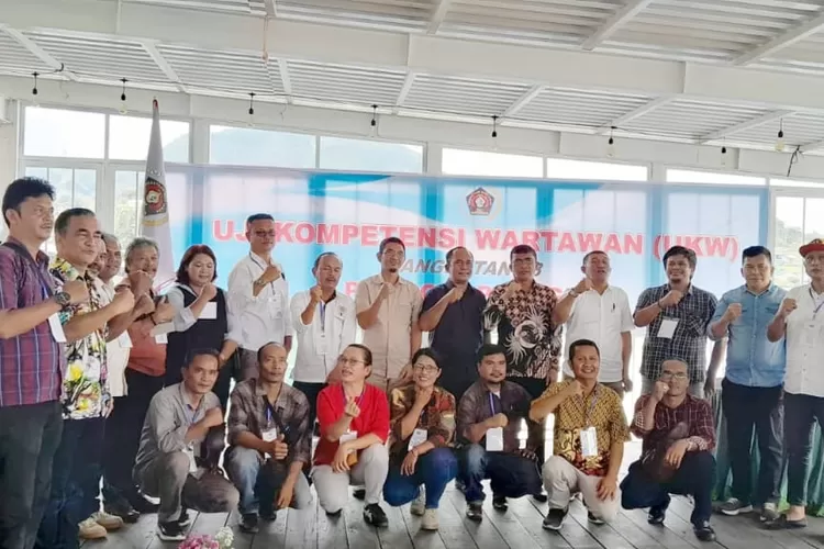 Pelaksanaan Uji Kompetensi Wartawan (UKW) Bonapasogit angkatan 63, Kamis (30/11) di Hotel Purnama Balige resmi ditutup  (Realitasonline.id/dok)