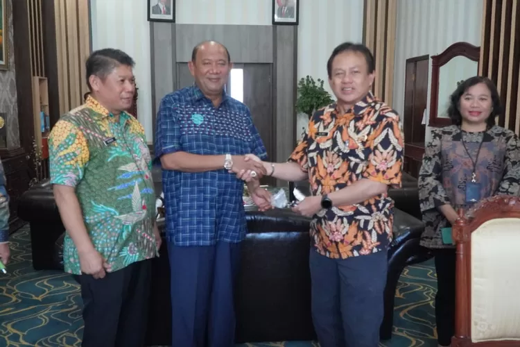 Plt. Bupati Langkat H. Syah Afandin, SH menyerahkan mobil dinas pemerintah Kabupaten Langkat kepada Badan Pertanahan Negara (BPN)  (Realitasonline/kominfo)