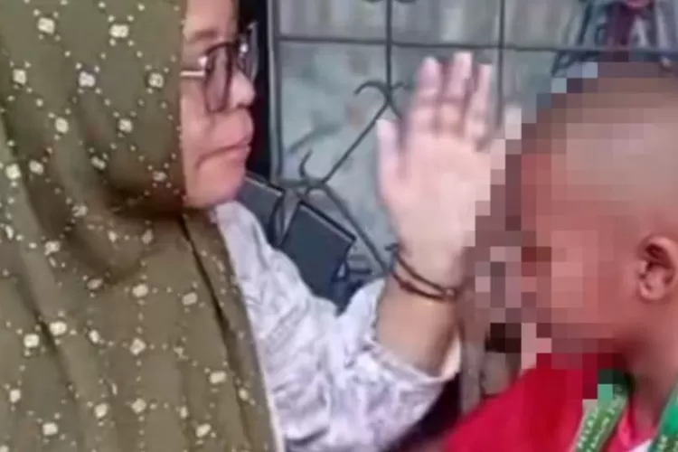 Bocah tidak dapat medali dan menangis dipelukan ibunya (dream.co.id)