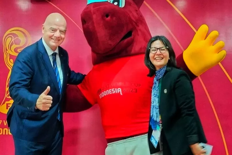 Presiden FIFA Gianni Infantino bersama Ratu Tisha Waketum PSSI. Foto: Tangkapan layar Instagram 