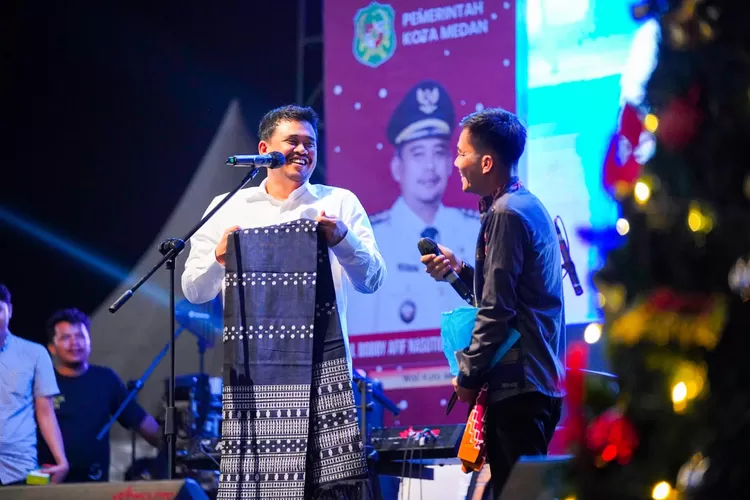 Walikota Medan Bobby Nasution yang menghadiri Christmas Season Kota Medan Tahun 2023 di GBI Rumah Persembahan, Jalan Letjen Jamin Ginting, Medan Tuntungan, Kamis (30/11/2023) malam. (Realitasonline.id/kominfo)