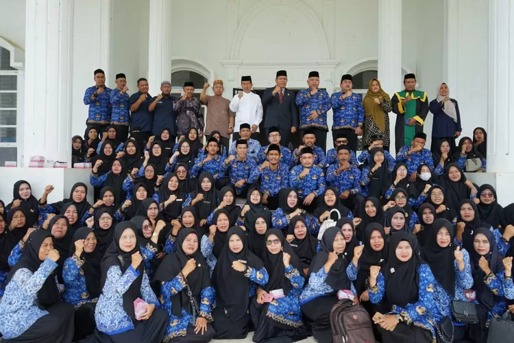 121 Guru di kabupaten setempat dalam jabatan fungsional guru di Dinas Pendidikan dan Kebudayaan setempat usai dilantik, Jumat (1/12). (Realitasonline.id/kominfo)