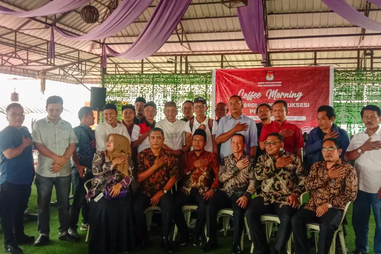 Komisioner KPU dan peserta copi morning poto bersama di Yasto Cafe Jln. Sultan Hasanuddin, Jumat (1/12/ 2023). (Realitasonline.id/humas)