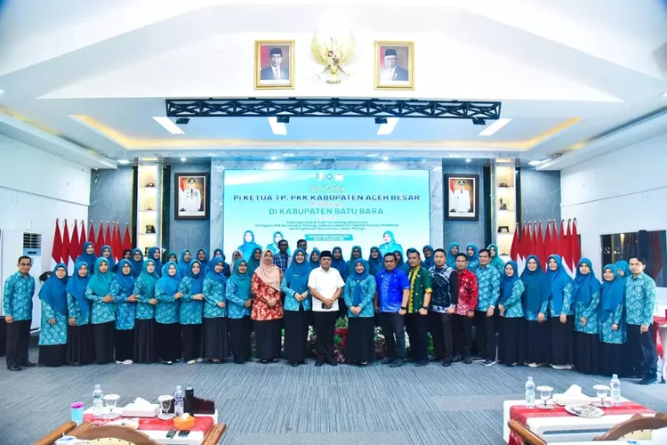 Bupati Batubara Ir H. Zahir M. AP beserta Ketua TP PKK Batubara  Hj Maya Indriasari SE photo bersama dengan tim TP PKK Aceh Besar.     (Realitasonline/H.Guntur Sinaga)
