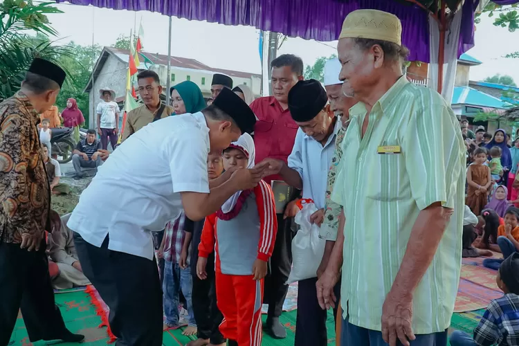 Bupati Batubara Ir.H.Zahir M.AP memberikan bantuan kepada anak yatim dan duafa pada Kenduri laut didesa Tali Air Permai Kec Nibung Hangus, Kamis (30/11/2023)    (Realitasonline/H.Guntur Sinaga)