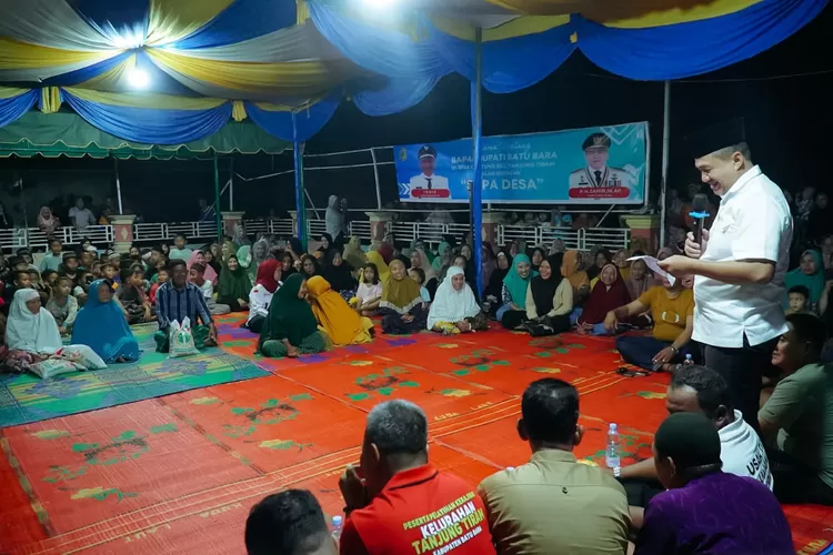 Bupati Batubara Ir H. Zshir M. AP menyapa wsrga desa Guntung Kec Tanjung Tiram.   ( Realitasonline/H.Guntur Sinaga )