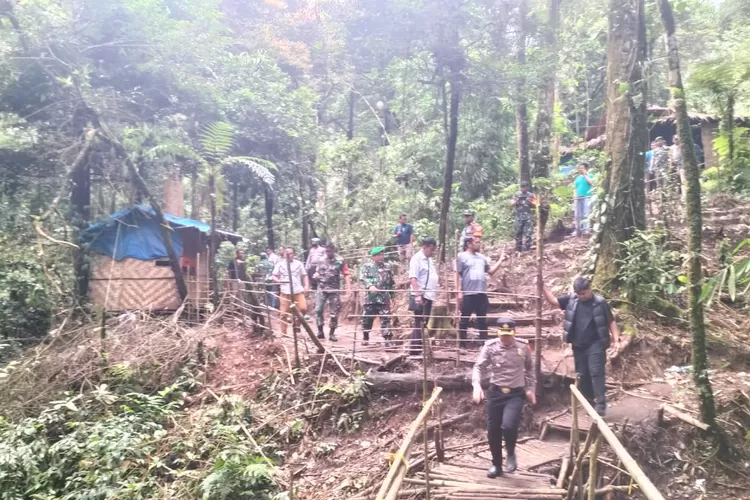 TERTIBKAN: Gabungan TNI/Polri meratakan puluhan gubuk narkoba dan judi di sepanjang Jalan Medan-Berastagi, Kecamatan Sibolangit Kabupaten Deliserdang, Jumat (1/12/2023). (Realitasonline.id/humas polda)