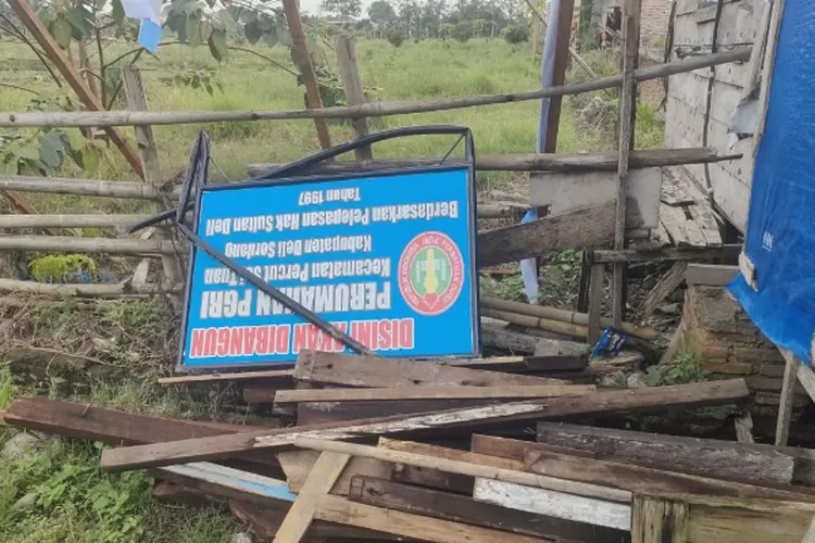 Plang yang ditumbangkan karena berdiri di lahan HGU Sampali (Realitasonline.id/zul)