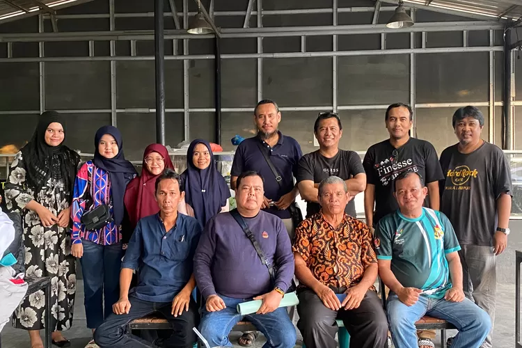 Poto Berama : Atlet bridge Sumut poto bersama pelatih Perwira Sakti Lubis, Wasping KONI Sumut Johny Ramadhan Silalahi, Petugas Disporasu Bahtar Panjaitan dan Wartawan Publikasi PON M Yunan Siregar di Abadi Coffee, Medan.   (Realitasonline.id/kim)