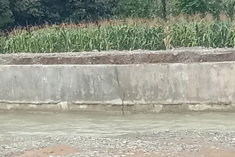 Proyek Rekonstruksi Perkuatan Tebing Sungai Lawe Bulan Agara Diragukan Kualitasnya   (Realitasonline.id/DN)