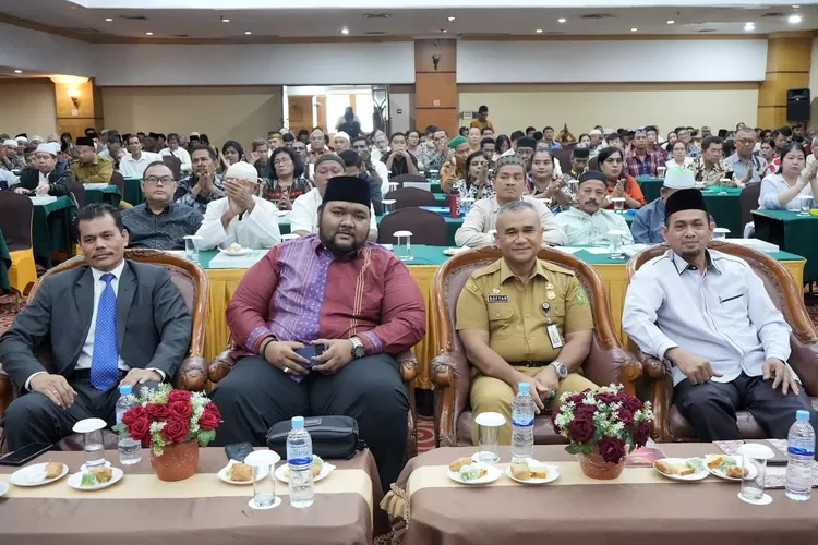 Asisten Pemerintahan dan Kesejahteraan Rakyat Setdako Medan, Muhammad Sofyan, dan Ketua MUI Medan Hasan Matsum pada kegiatan Pemberdayaan Rumah Ibadah Mandiri, Senin (4/12/2023) di Hotel Madani Medan. (Realitasonline.id/kominfo)