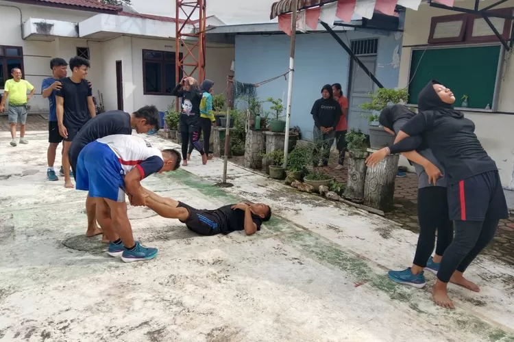 Atlet arung jeram Sumut sedang berlatih di Kantor Basarnas Medan lama, Jalan Ngumban Surbakti / Jalan Torong, Kecamatan Medan Selayang, Kota Medan, Senin (4/12).   (Realitasonline.id/kim)