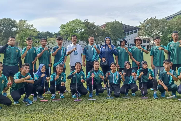 Atlet gateball Sumut foto bersama pelatih Jhonson Roy Hutapea, S.Pd, M.Si pihak Disporasu, Lola Permata Sarie Harahap dan Wasping KONI Sumut Hendrick Napitupulu.   (Realitasonline.id/kim)