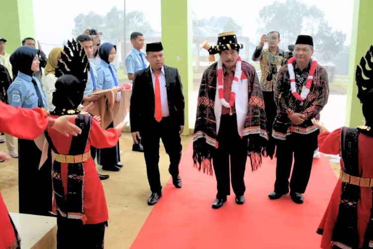  Disambut : Kepala BPIP RI Prof. Drs. KH. Yudian Wahyudi, MA, Ph.D dan rombongan, disambut dengan acara adat untuk meresmikan Program Perilaku Pancasila, Sabtu (2/12/2023).   (Realitasonline /humas)