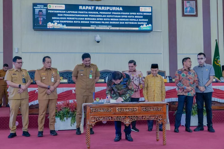Pemko Medan bersama dengan DPRD Kota Medan telah menyetujui Rancangan Peraturan Daerah (Ranperda) Kota Medan tentang Pajak dan Retribusi Daerah dalam Rapat Paripurna di Gedung DPRD Kota Medan, Senin (4/12/2023). (Realitasonline.id/kominfo)