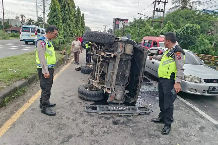 Berheti di Tengah Jalan, Mobil Pick Up terbalik Dibantai Angkutan Umum asal Taput (Realitasonline.id/polres DS)