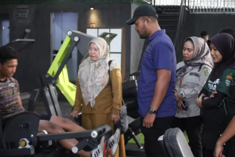 Arma Winarti Hasibuan mewakili Disporasu didampingi pelatih Sepatu Roda Sumut, Fahmi F Ramadhan menyaksikan atlet melakukan latihan fisik di SCBD Polonia, Selasa (5/12).