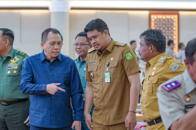 Walikota Medan Bobby Nasution menyaksikan secara langsung penyerahan sertipikat kepada masyarakat yang dilakukan oleh Pj Gubernur  (Realitasonline.id/kominfo)