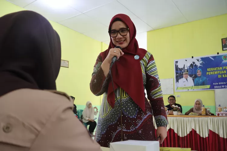 Sosialisasi : Ketua TP PKK Kabupaten Tapsel, Rosalina Dolly Pasaribu, menyampaikan paparan pada kegiatan pencegahan kekerasan terhadap perempuan dan anak di aula SMKN 1 Angkola Timur, Kabupaten Tapsel, Jumat (1/12/2023).   (Realitasonline / Riswandy)