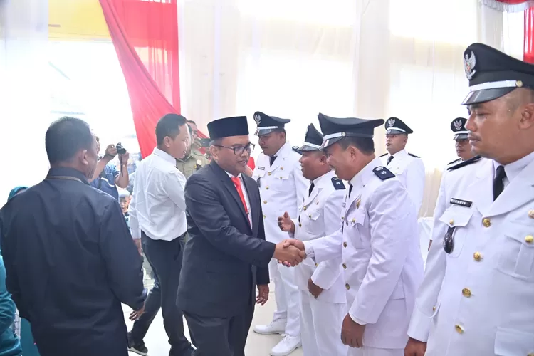 Penjabat Walikota Ucapkan Selamat Kepada Kepala Desa Terpilih Diikuti Forkopimda Padangsidimpuan di Gedung Adam Malik.   (Realitasonline.id/rif)