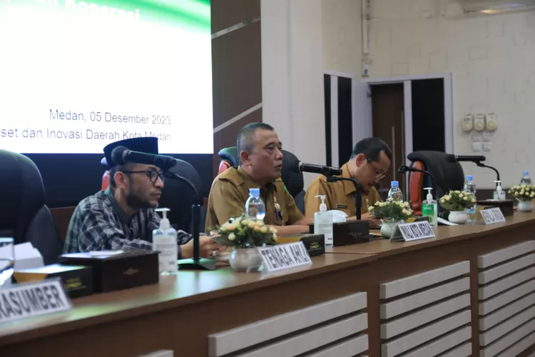 seminar dengan tajuk Pengaruh Koperasi Syariah yang dikelola Mesjid dalam Pemberdayaan Ekonomi masyarakat di ruang rapat III, Kantor Wali Kota, Selasa (5/12/2023). (Realitasonline.id/kominfo)