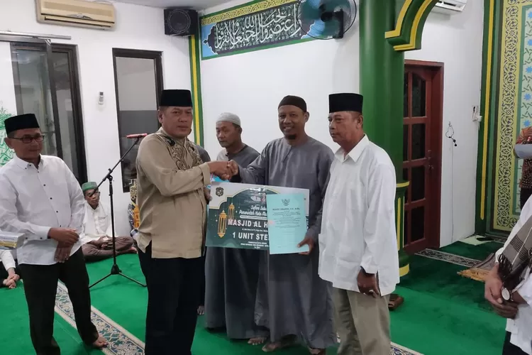 Kabag Kesejahteraan Rakyat Setda Kota Medan, Abu Kosim ketika mewakili Wali Kota Medan, Bobby Nasution dalam acara Safari Subuh Pemko Medan di Masjid Al Hidayah jalan Dwi Kora, Kec. Medan Sunggal, Selasa (5/12/2023). (Realitasonline.id/kominfo)
