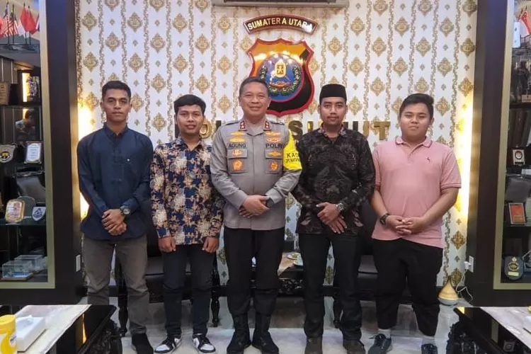 Aliansi Pemuda dan Mahasiswa Peduli Memajukan Sumut (APMPEMUS) poto bersama Kapoldasu (Realitasonline.id/muslim)