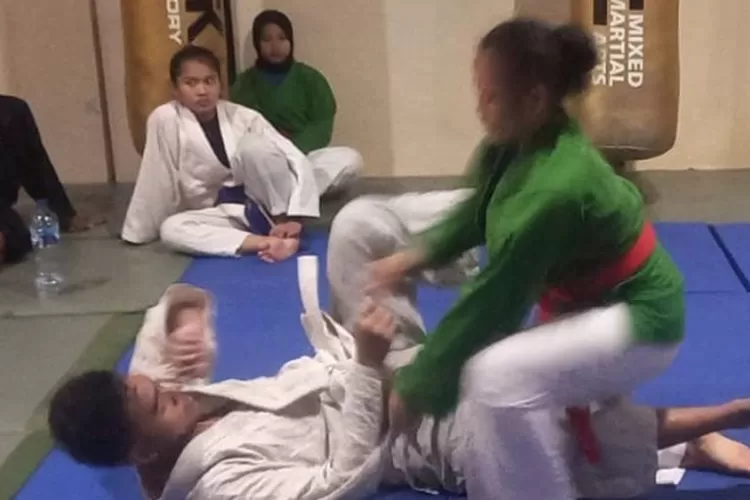 Atlet kurash Sumut sedang berlatih di Dojo Indonesia Budokai Medan, Kamis (7/12)