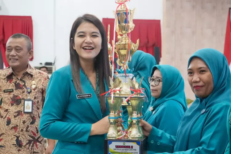 Kahiyang Ayu serahkan penghargaan kepada para pemenang lomba kecamatan terbaik pada ajang Puncak Bakti Sosial kesehatan Gerak PKK KB Kesehatan, Kamis (7/12/2023).