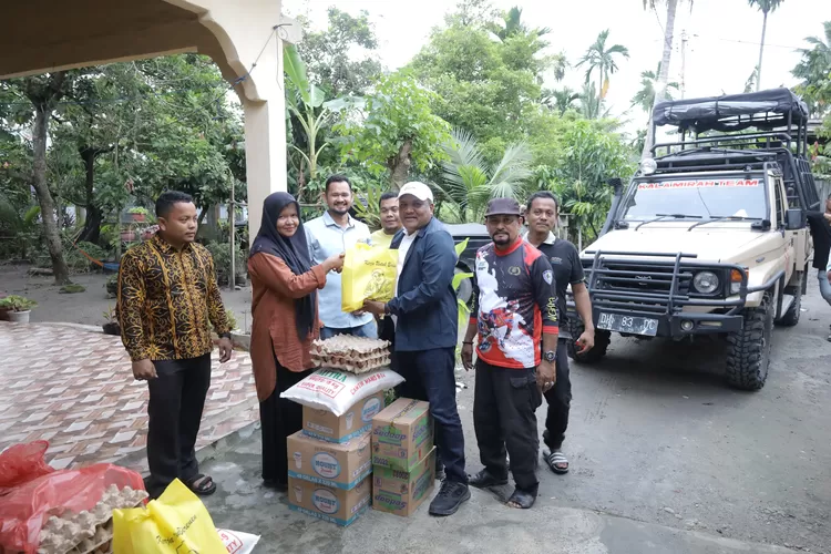 Dirut PT Takabeya Perkasa Group H Mukhlis menyerahkan bantuan masa panik untuk lima keluarga korban rusak rumah akibat terjangan angin kencang. (Realitasonline.id/AJ)