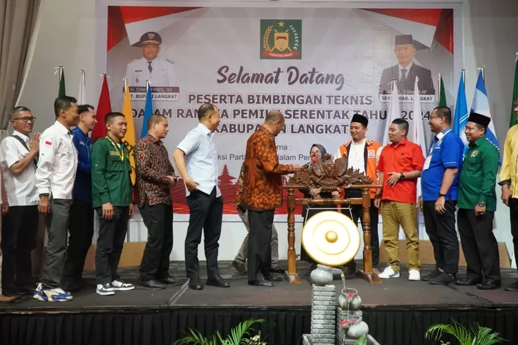 Plt Bupati Langkat H. Syah Afandin, SH membuka Bimbingan Teknis (Bimtek) dalam Rangka Pemilu Serentak Tahun 2024 Kabupaten Langkat,  (Realitasonline.id/AA)
